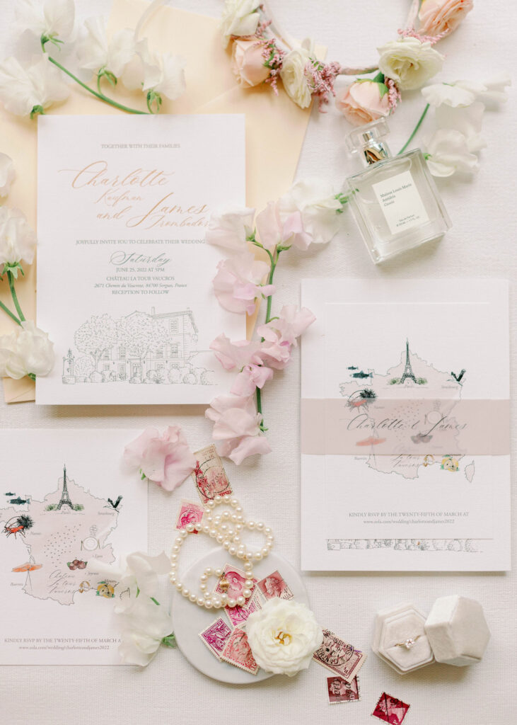 Flatlay para um casamento na Provença no Château de la Tour Vaucros