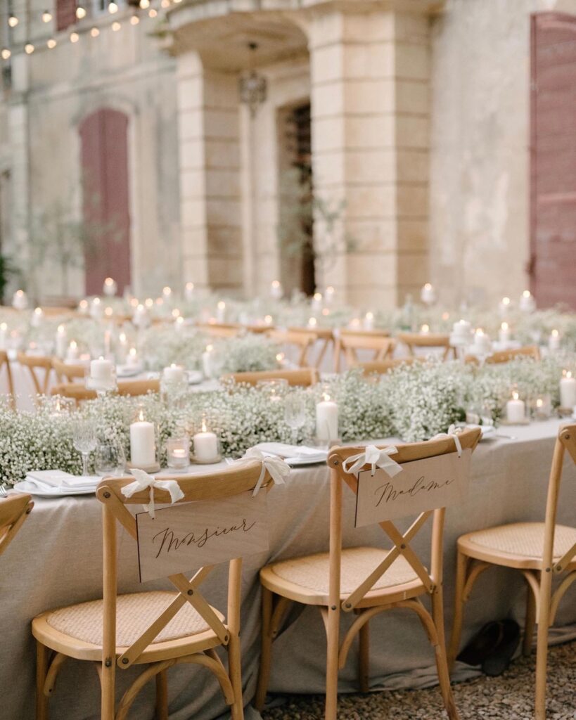 Wedding in Provence, in Saint Rémy de provence at Château de Roussan. Wedding table decoration with baby's breath only. Wedding planner in provence. Sea Bride and Sun.