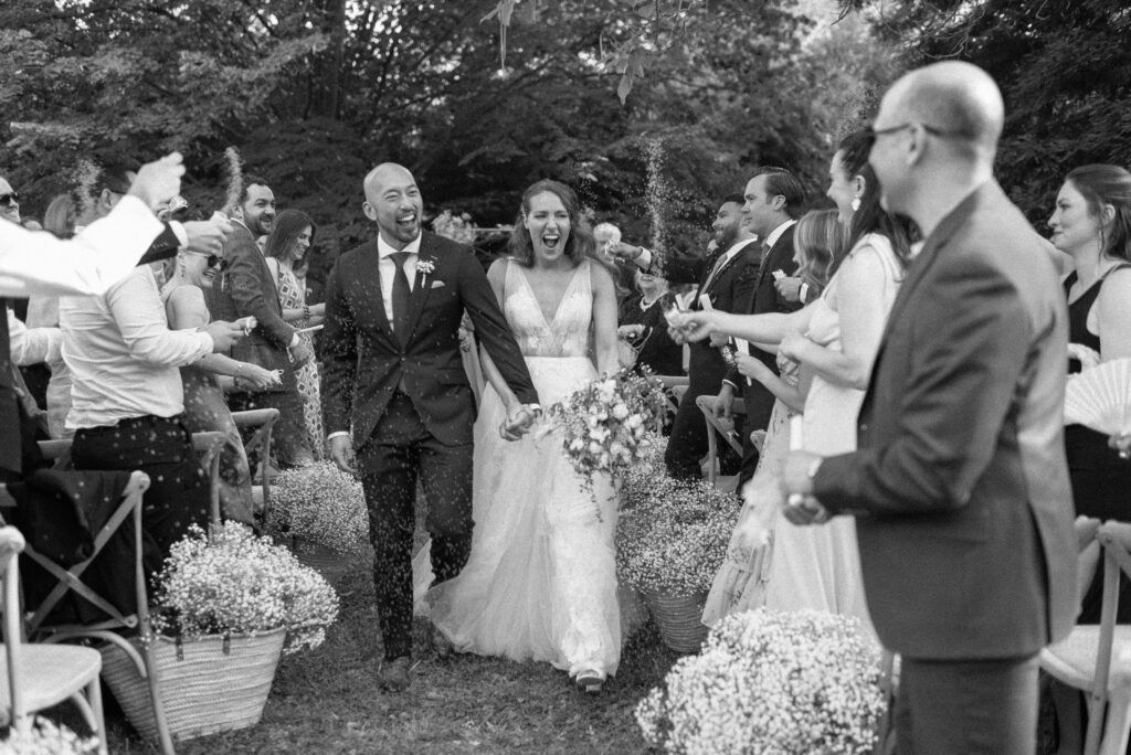 Fim da cerimônia para este casamento de provença no Chateau de Roussan. Provença planejadora de casamentos, Noiva do Mar e Sol.