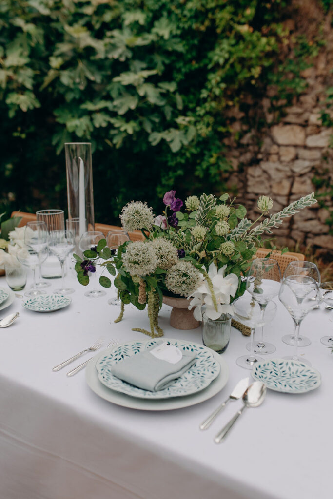 White and light green art of table