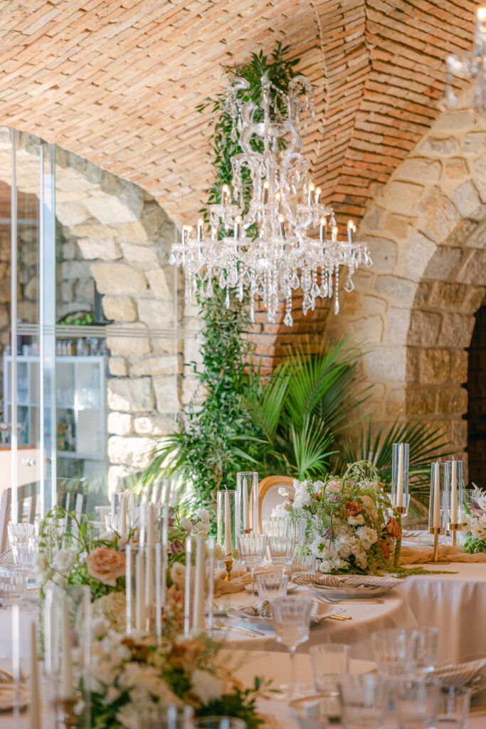 romantic-indoor-wedding-dinner-Chateau-de-Cassis-Provence-wedding