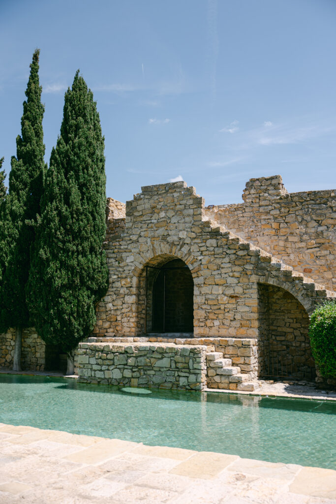 rustic-stone-pool-chateau-de-cassis-provence-wedding-inspiration-sea-bride-and-sun