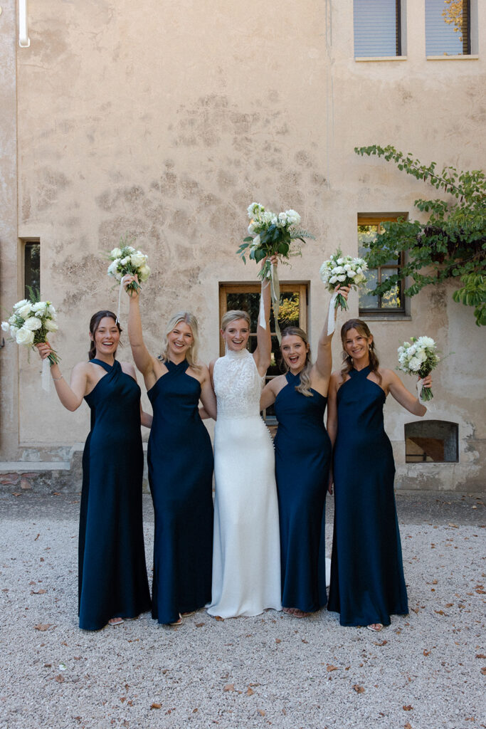 bridesmaids-with-bride-wedding-in-provence-galinier-de-lourmarin-sea-bride-and-sun