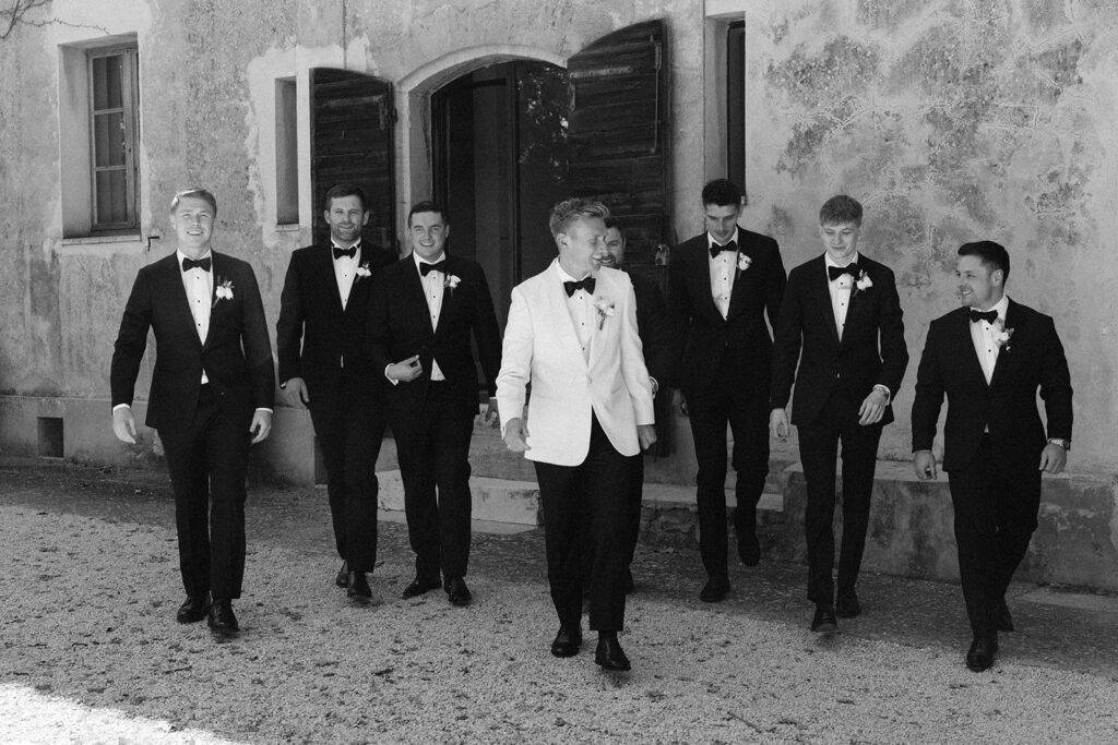 groom-and-groomsmen-together-wedding-in-provence-galinier-de-lourmarin-sea-bride-and-sun