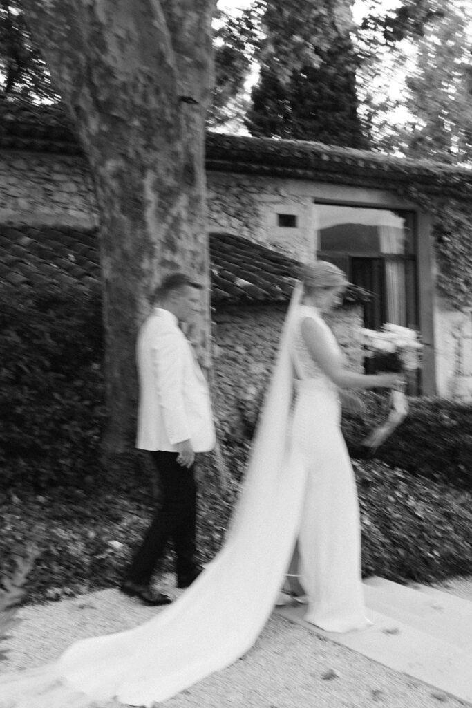 romantic-couple-session-with-bridal-bouquet-wedding-in-provence-galinier-de-lourmarin-sea-bride-and-sun