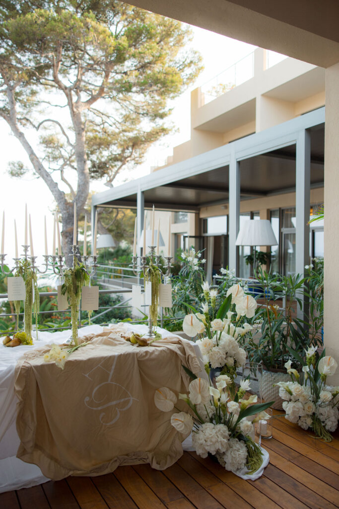 Elegant-table-decoration-in-white-and-green-accented-with-fruits-and-candles-hotel-les-roches-blanches-cassis-wedding-in-provence-sea-bride-and-sun