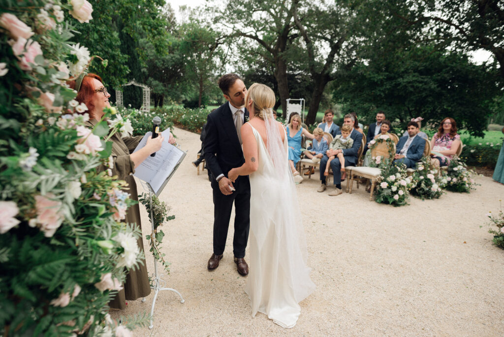 Bride-and-groom-kissing-during-wedding-celebration-romantic-and-emotional-moment-wedding-in-provence-domaine-de-lamanon-sea-bride-and-sun
